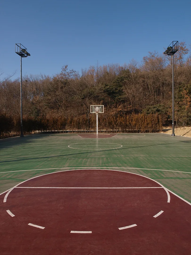 겨울 햇살 아래 고요한 야외 농구장 풍경 · 2009-01-11
