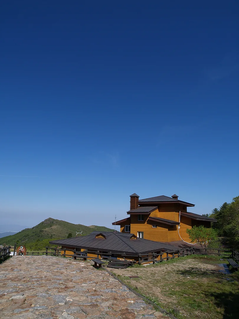 푸른 하늘 아래 펼쳐진 고즈넉한 산장 풍경 · 2009-05-18