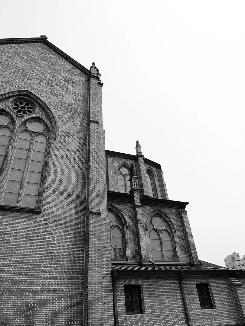 고전적인 미학이 돋보이는 붉은 벽돌 아치 건축물 · 2010-04-11