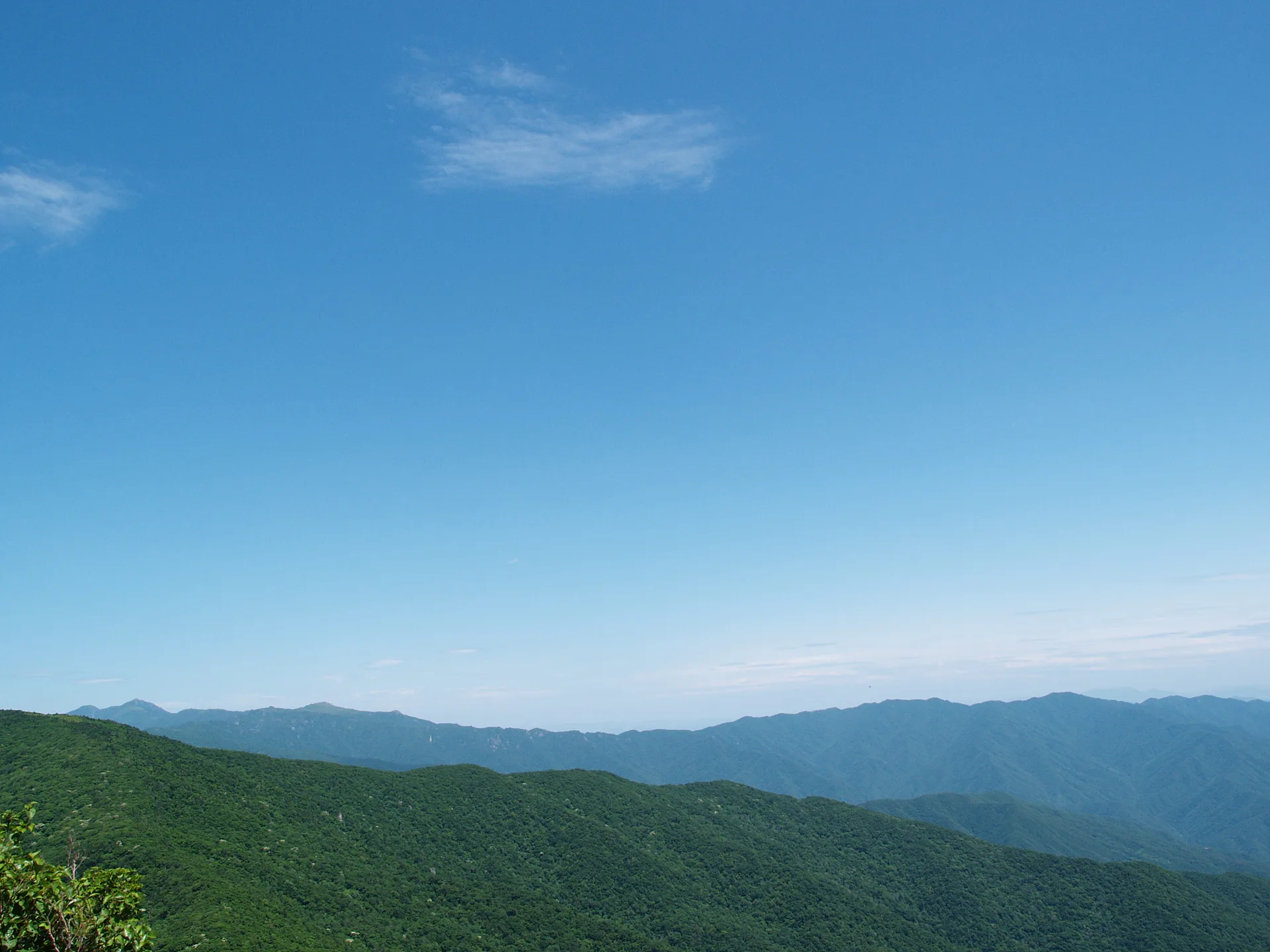 푸른 하늘 아래 펼쳐진 웅장한 초록빛 산 능선 · 2007-06-16