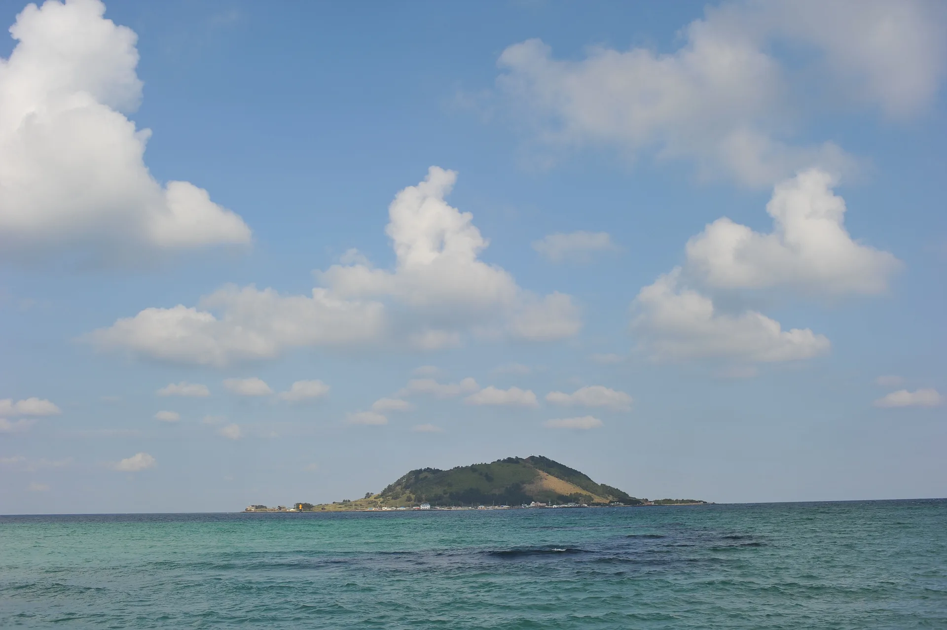 푸른 바다 위 고요하게 떠 있는 외로운 섬 · 2013-10-20