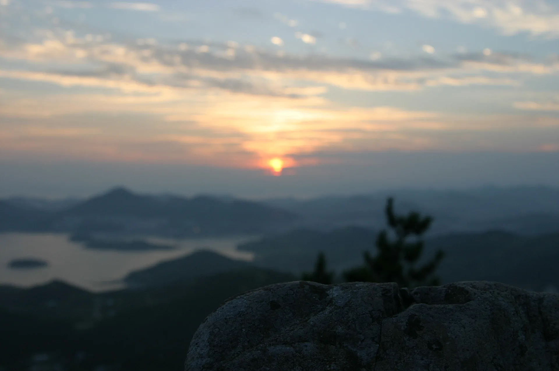 산 정상에서 바라본 몽환적인 일몰 풍경 · 2004-08-08