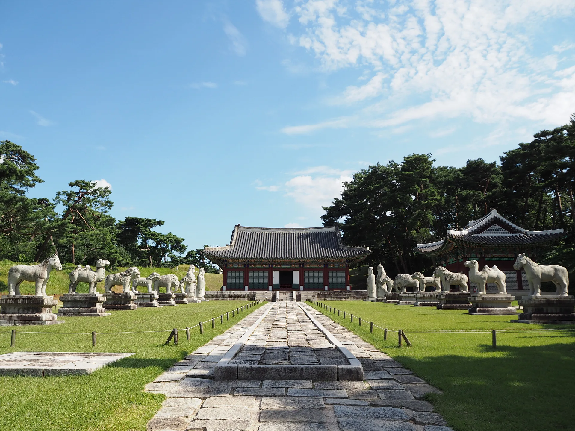푸른 하늘 아래 펼쳐진 고즈넉한 전통 건축의 미 · 여주시, 경기도, 대한민국 · 2014-09-14