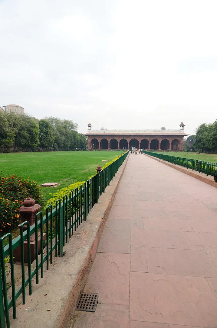 고전미가 느껴지는 붉은 석조 건축물과 정원 길 · Central Delhi, 델리, 인도 · 2009-03-27
