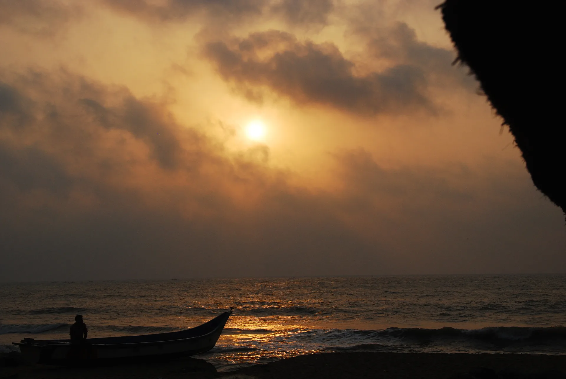 황금빛 노을이 물든 고요한 바다와 작은 배 · Mahabalipuram, 타밀나두, 인도 · 2009-04-24