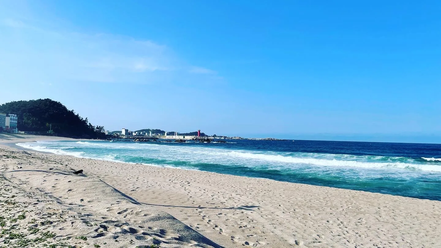 푸른 바다와 하얀 모래사장이 펼쳐진 해변 풍경 · 분당주택공원, 성남시, 경기도, 대한민국 · 2022-05-09