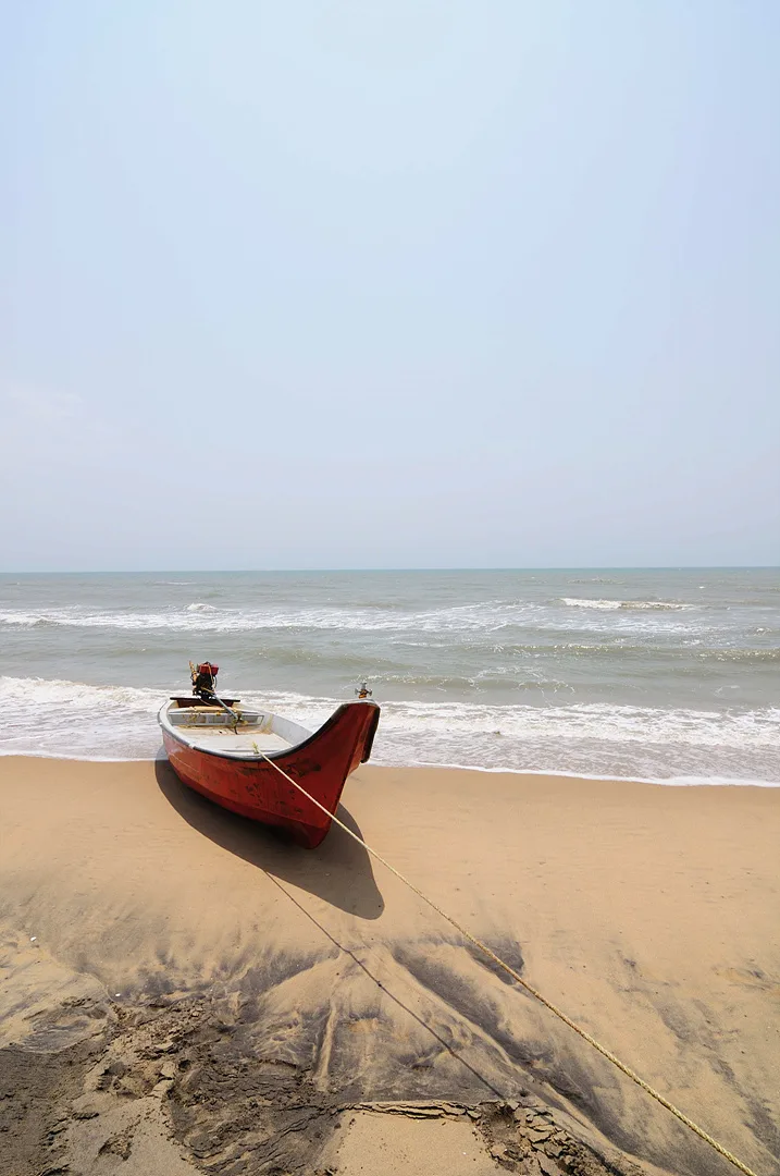 모래사장 위 고요하게 멈춰선 붉은 배 · Mahabalipuram, 타밀나두, 인도 · 2009-04-24
