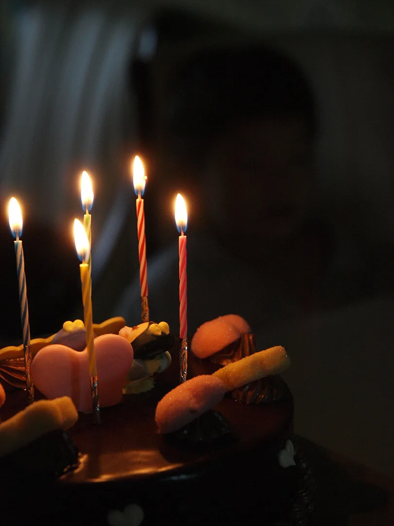 어둠 속에서 빛나는 생일 케이크의 촛불 · 2009-08-05