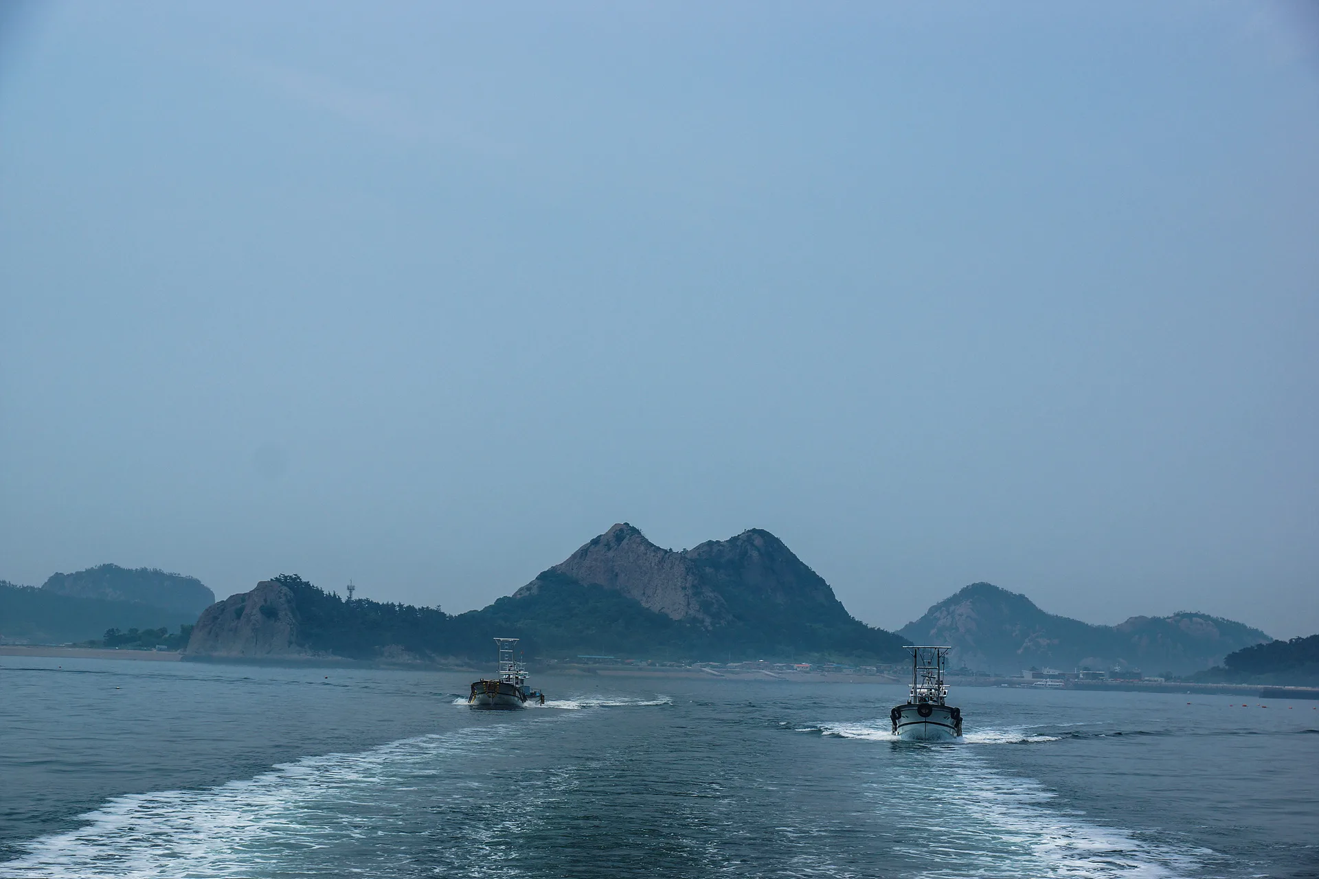 푸른 바다를 가르는 고속 모터보트의 질주 · 군산시, 전북특별자치도, 대한민국 · 2012-05-26