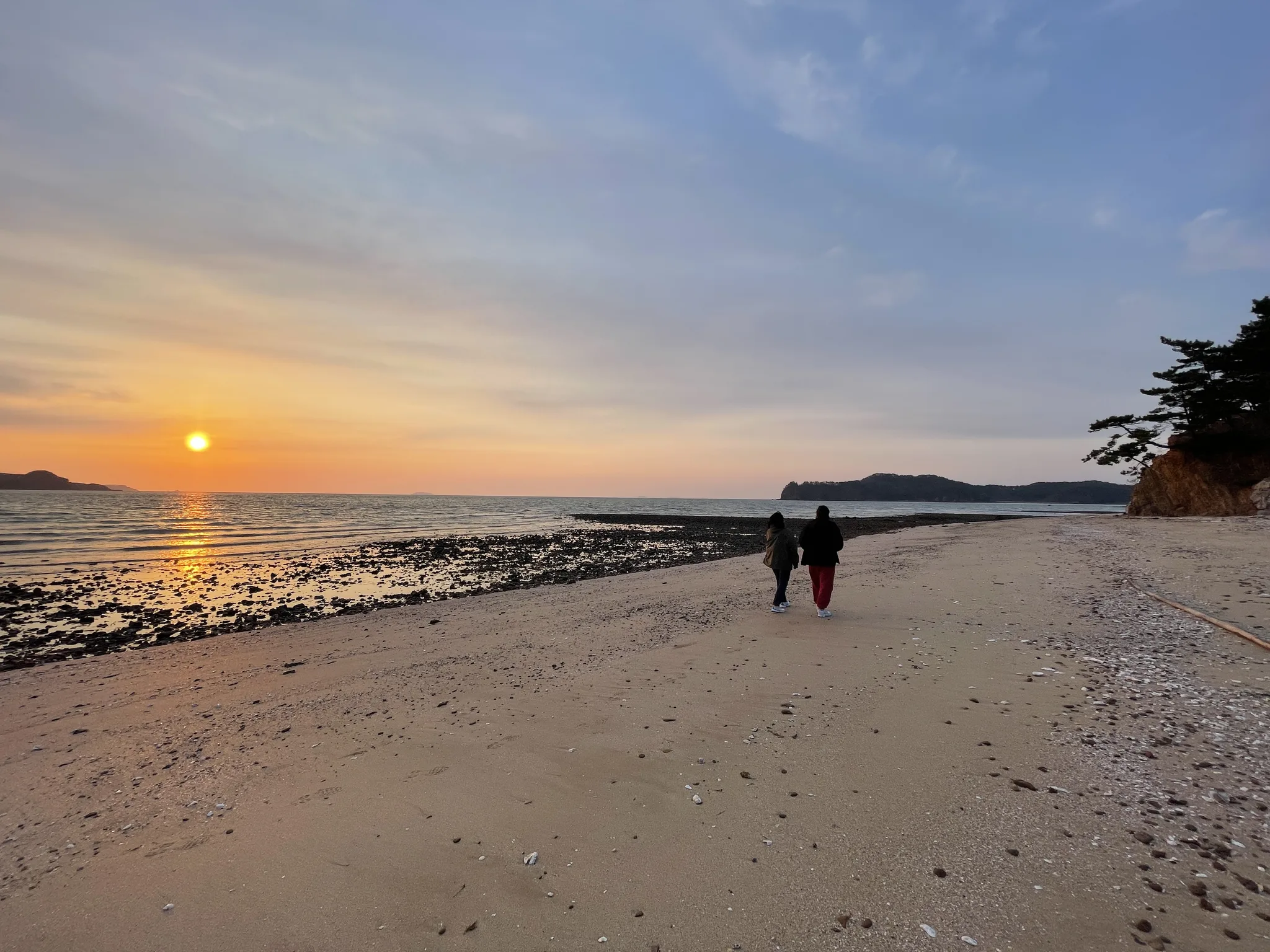 충남의 고요한 바다, 황금빛 노을 아래 산책 · 충청남도, 대한민국 · 2022-04-02
