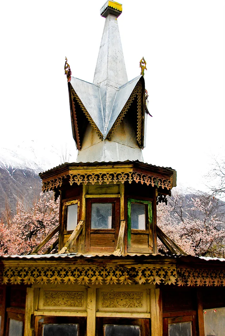 봄날의 정취를 담은 이국적인 목조 건축물 · 인도 · 2009-04-08