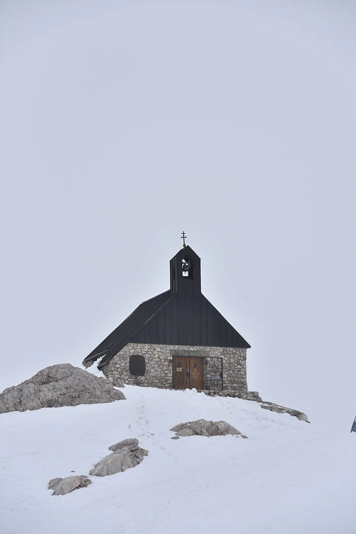 독일 추크슈피체 정상의 고요한 설경 예배당 · Zugspitze, 가르미슈파르텐키르헨, 바이에른, 독일 · 2016-05-31