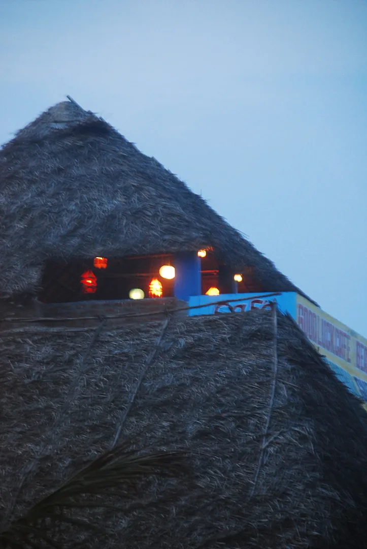 푸른 황혼 녘, 따스한 불빛이 감도는 초가 건축물 · Mahabalipuram, 타밀나두, 인도 · 2009-04-25