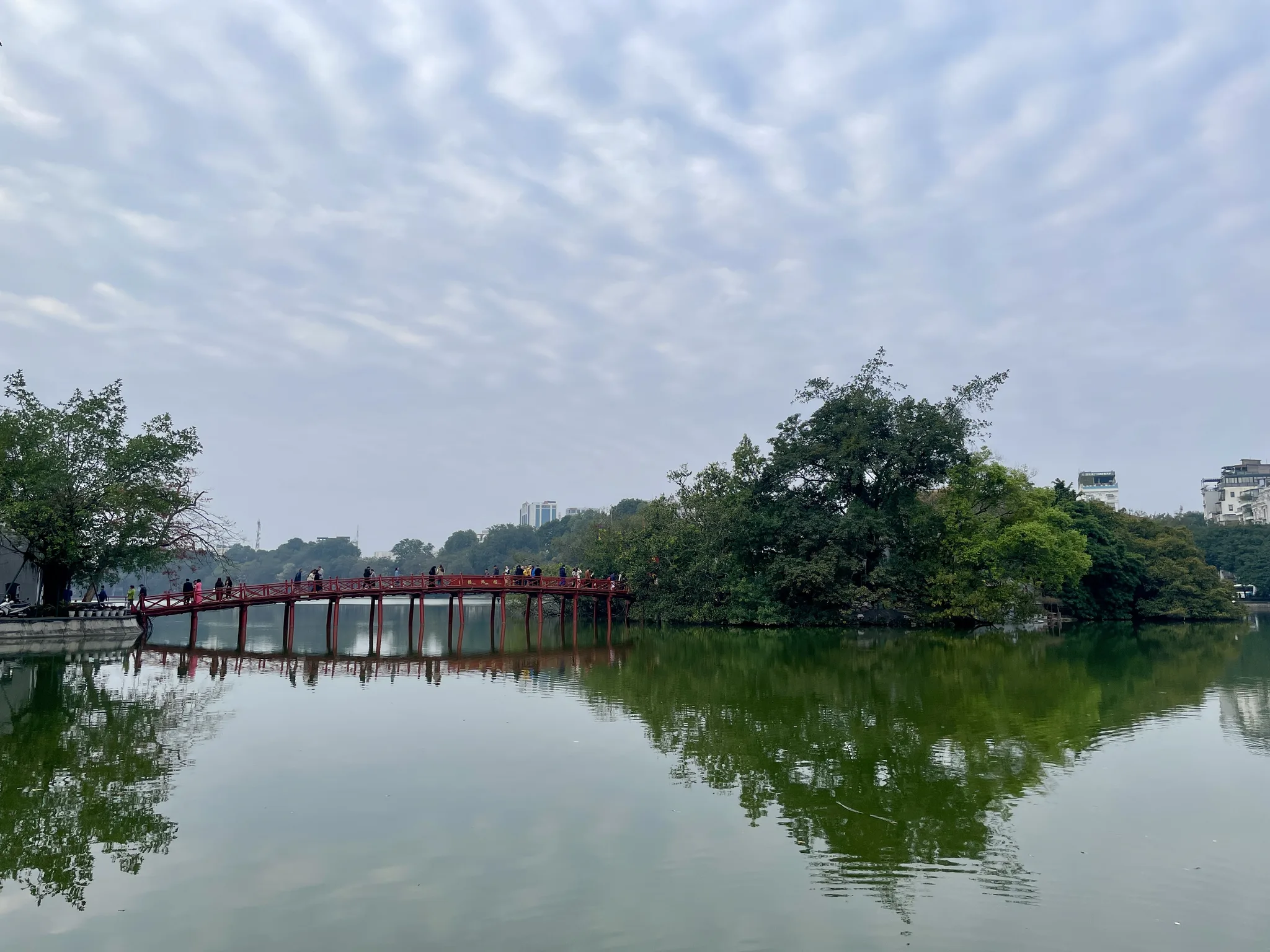 하노이 호안끼엠 호수의 붉은 다리와 평온한 풍경 · 하노이, Thành Phố Hà Nội, 베트남, Hồ Hoàn Kiếm · 2024-02-11