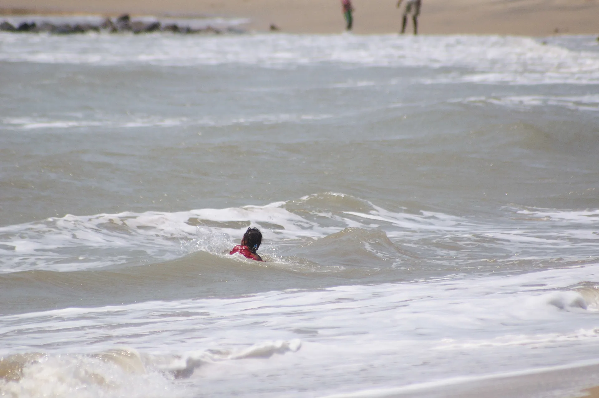 하얀 파도 속에서 즐기는 시원한 바다 수영 · Mahabalipuram, 타밀나두, 인도 · 2009-04-24