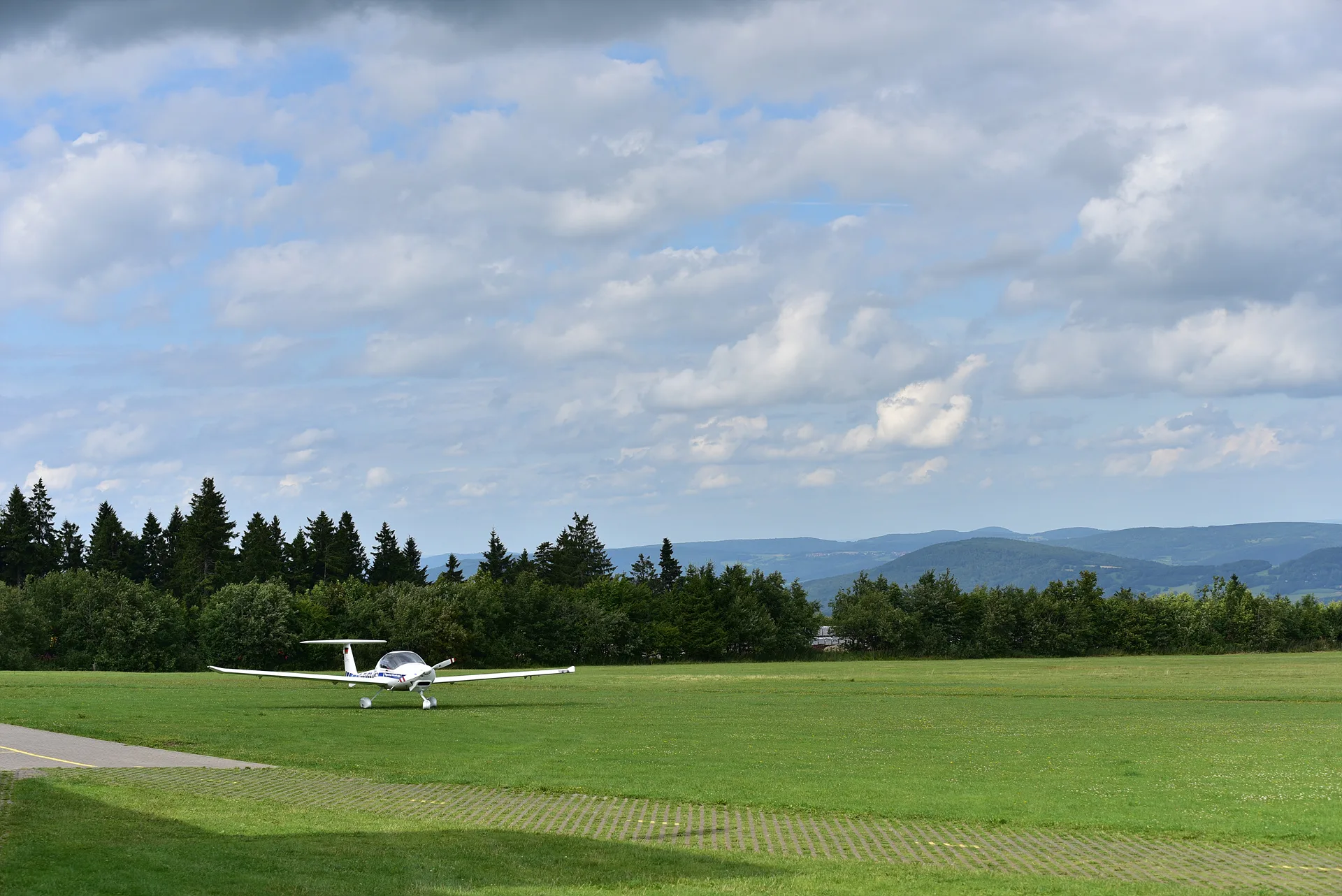 독일 바서쿠페 비행장의 평화로운 여름 풍경 · Flugplatz Wasserkuppe, 거스펠트, 헤세, 독일 · 2017-07-28