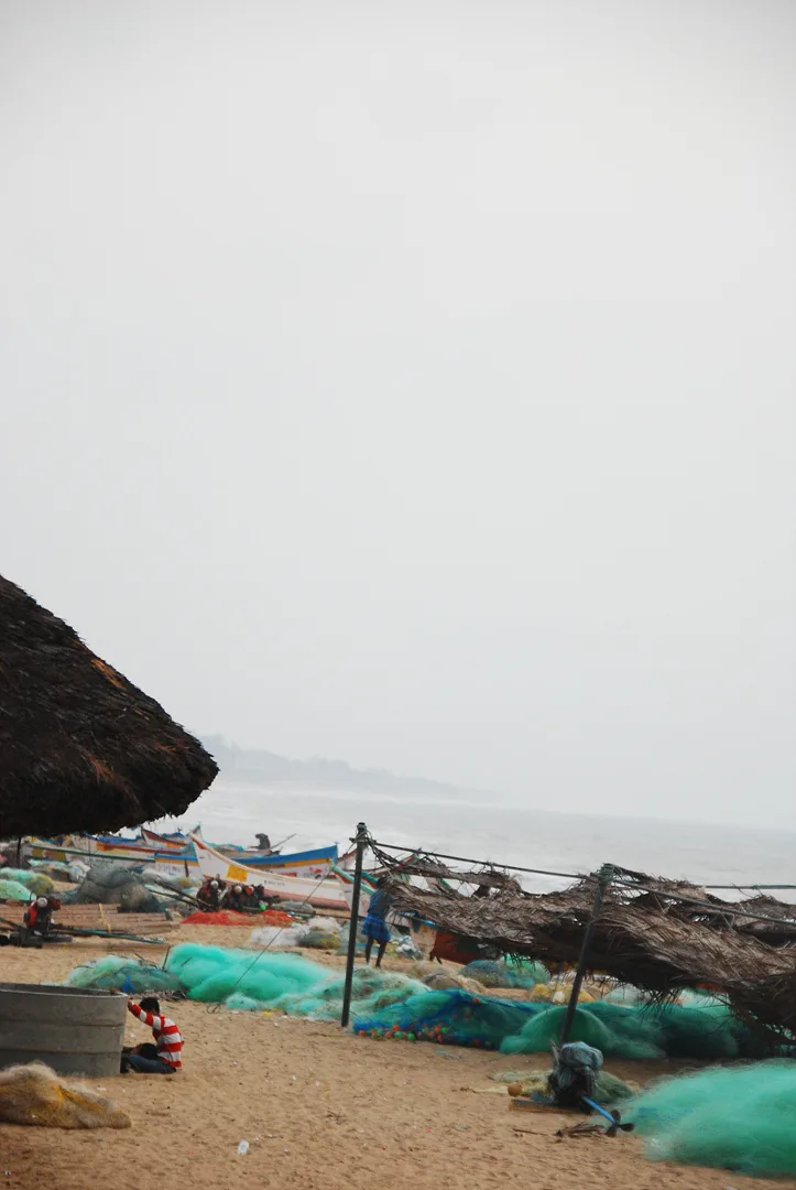 해변의 고요한 일상과 어부들의 그물 · Mahabalipuram, 타밀나두, 인도 · 2009-04-24