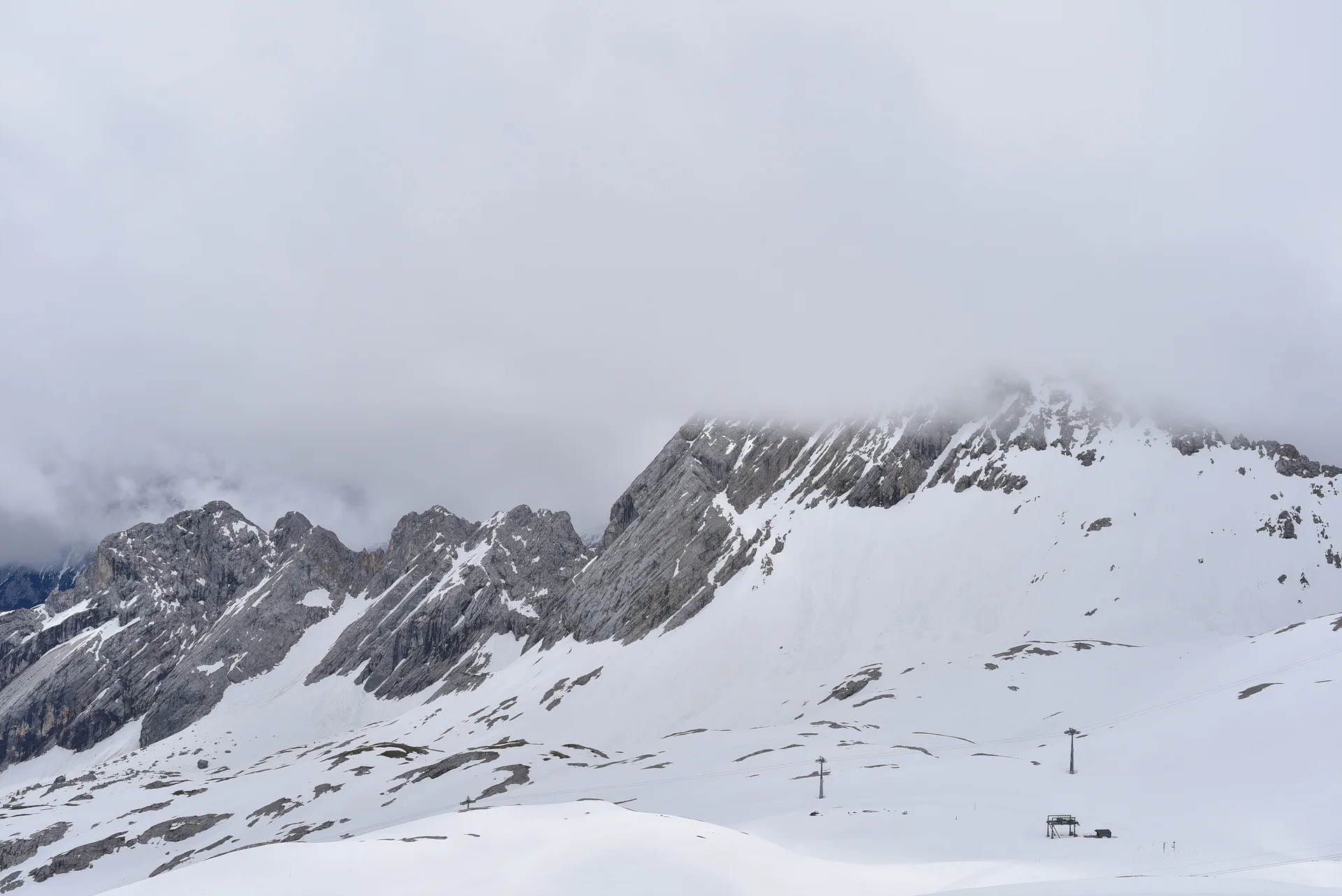 구름에 잠긴 설산의 웅장한 겨울 풍경 · Zugspitze, 가르미슈파르텐키르헨, 바이에른, 독일 · 2016-05-31