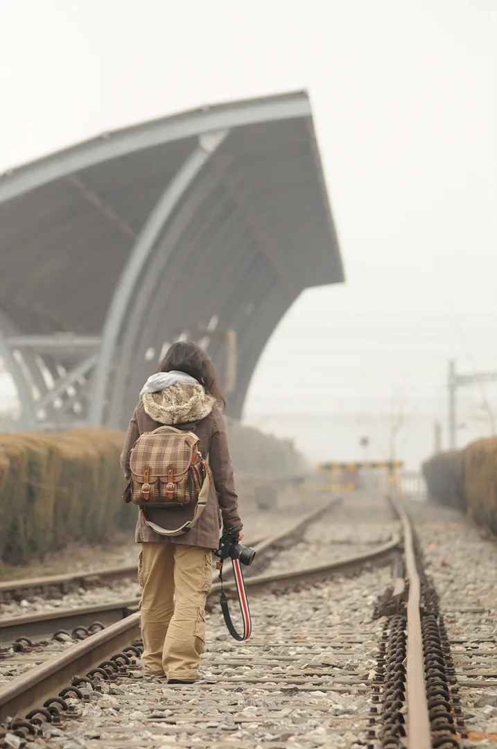 안개 낀 철길 위, 여행자의 고요한 뒷모습 · 2009-02-07
