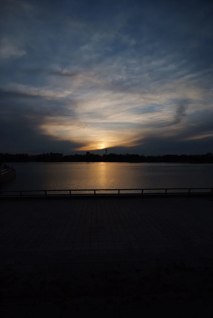 잔잔한 호수 위로 물드는 황금빛 노을 풍경 · 2011-11-05