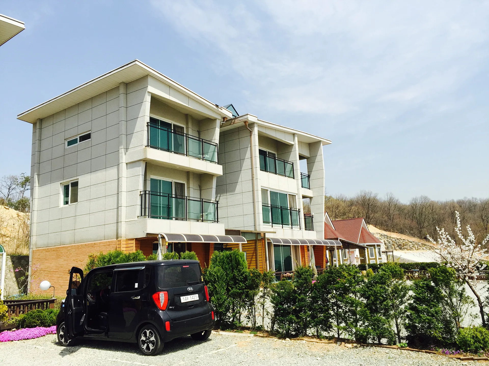 인천의 따스한 봄날, 모던한 전원주택 풍경 · 인천광역시, 대한민국 · 2015-04-18