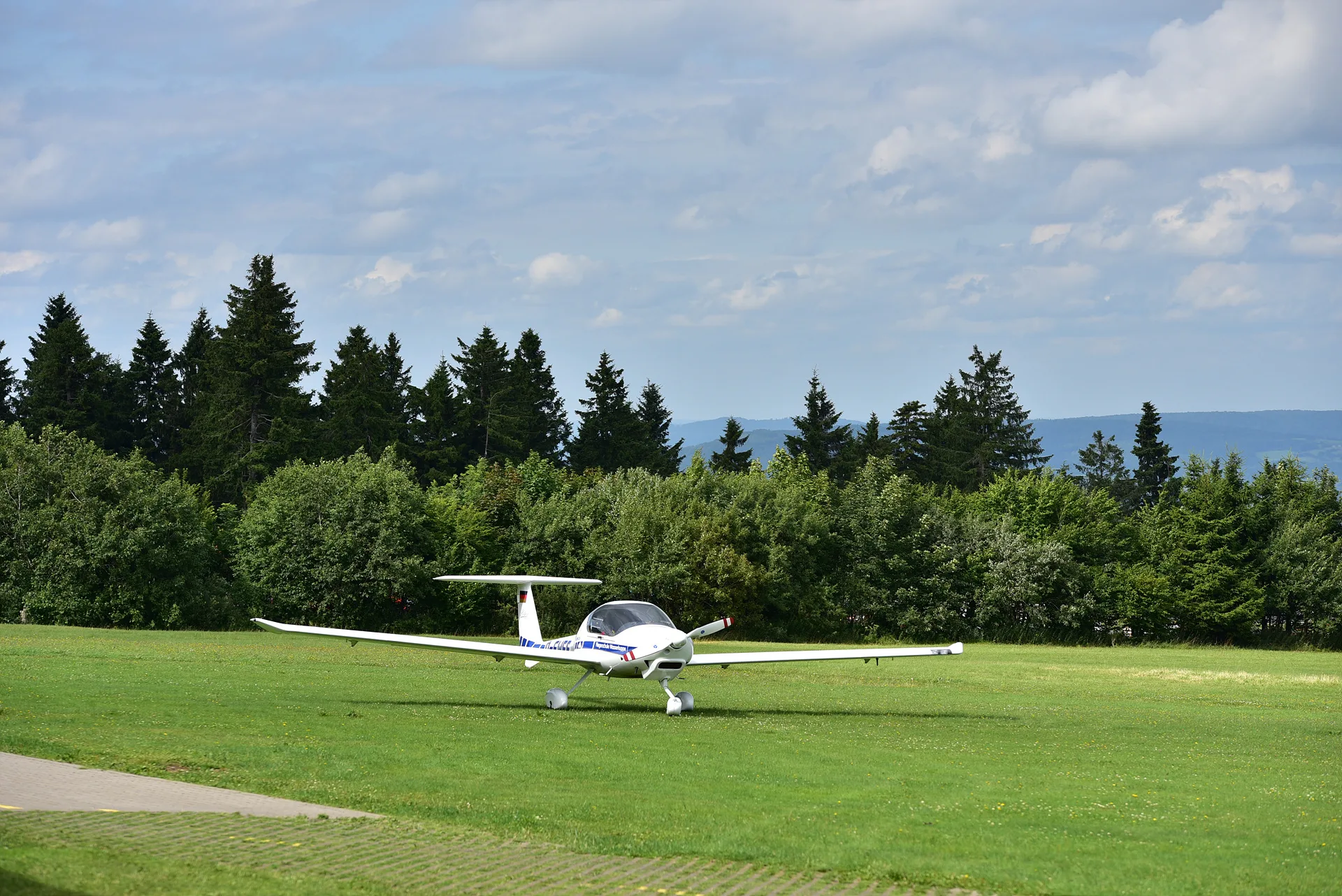 독일 바서쿠페 비행장의 평화로운 글라이더 · Flugplatz Wasserkuppe, 거스펠트, 헤세, 독일 · 2017-07-28