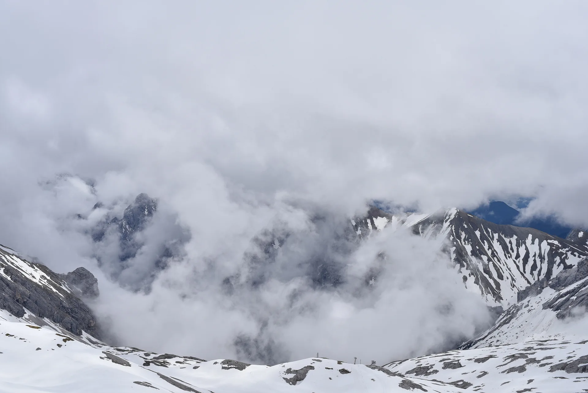 구름 속에 잠긴 신비로운 설산의 풍경 · Zugspitze, 가르미슈파르텐키르헨, 바이에른, 독일 · 2016-05-31