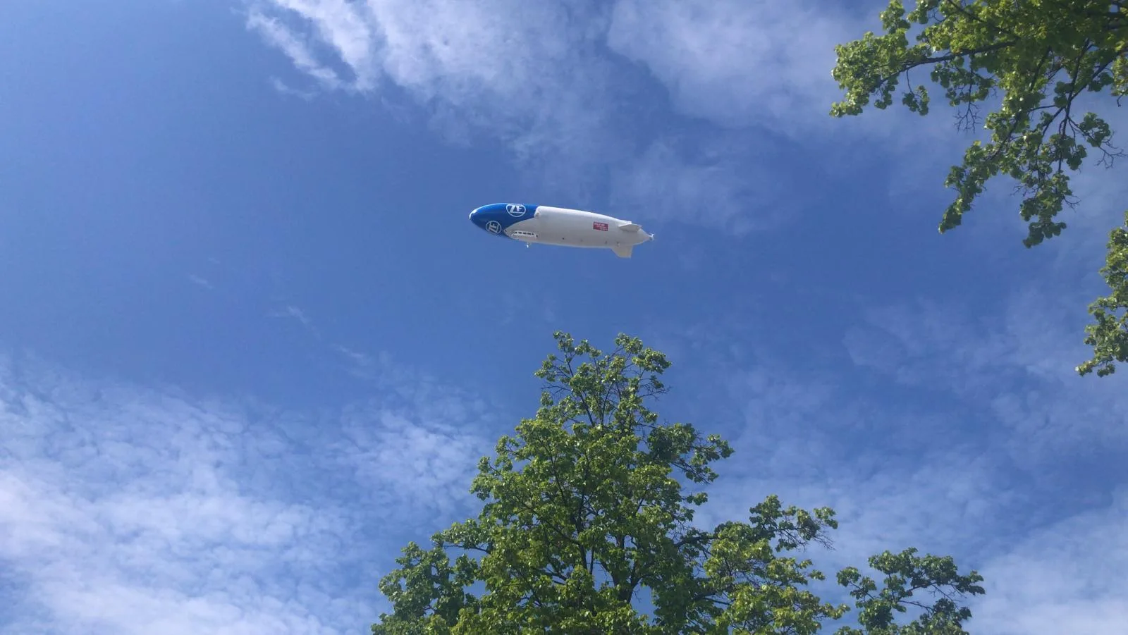 푸른 하늘을 가르는 거대한 비행선 · 2019-05-22
