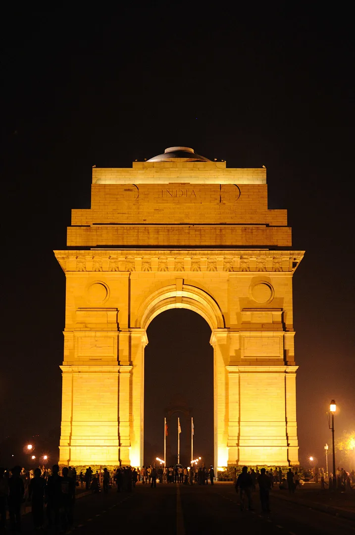 밤하늘 아래 황금빛으로 빛나는 인도 문 · Central Delhi, 델리, 인도 · 2009-03-27