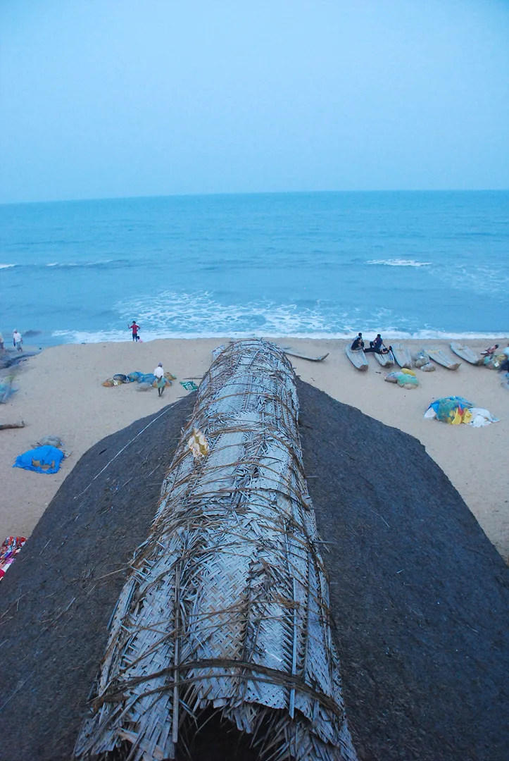 푸른 바다와 맞닿은 해변의 소박한 오두막 · Mahabalipuram, 타밀나두, 인도 · 2009-04-25