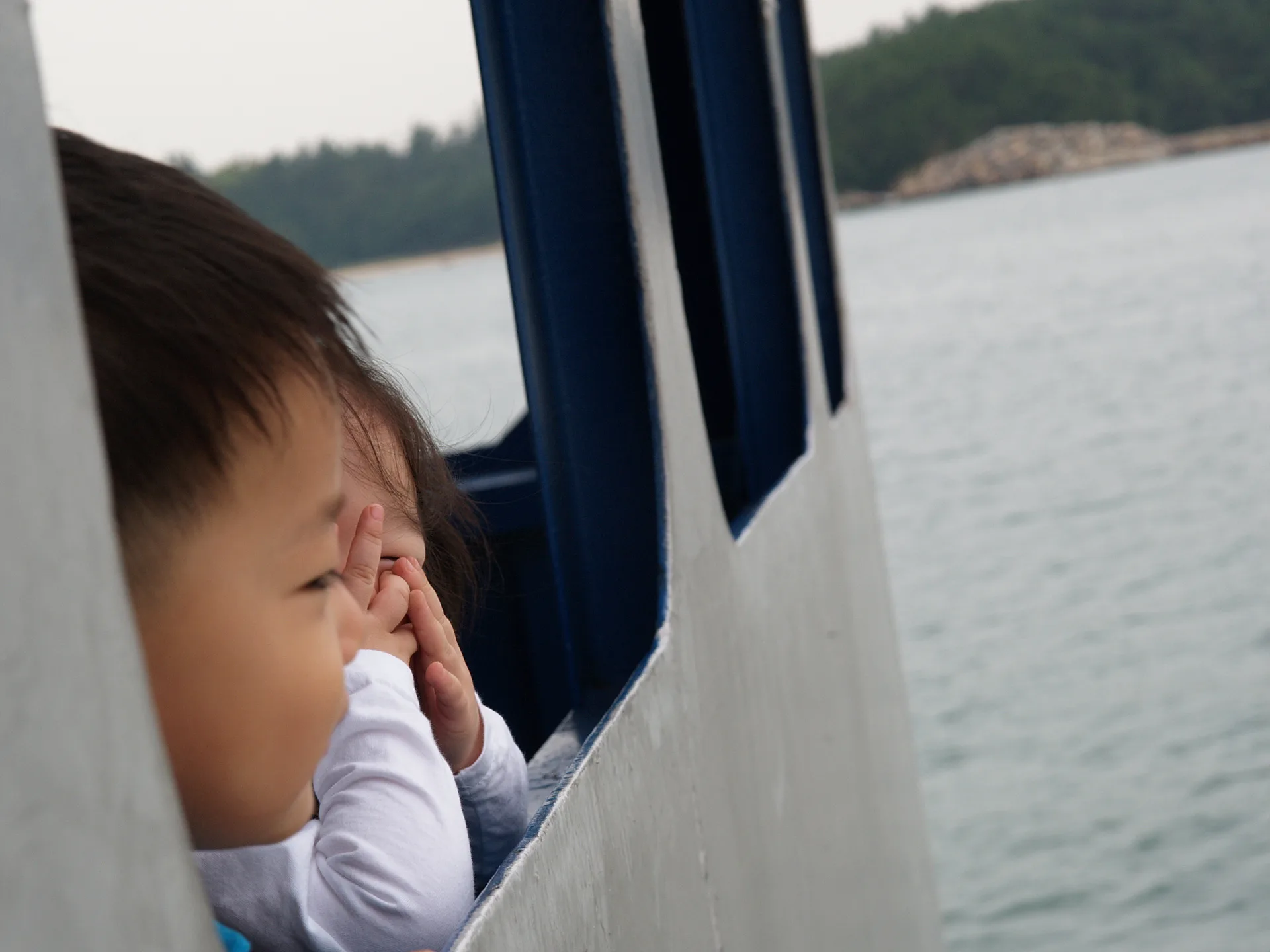 배 창가에서 바다를 바라보는 아이의 순수한 시선 · 2007-09-24