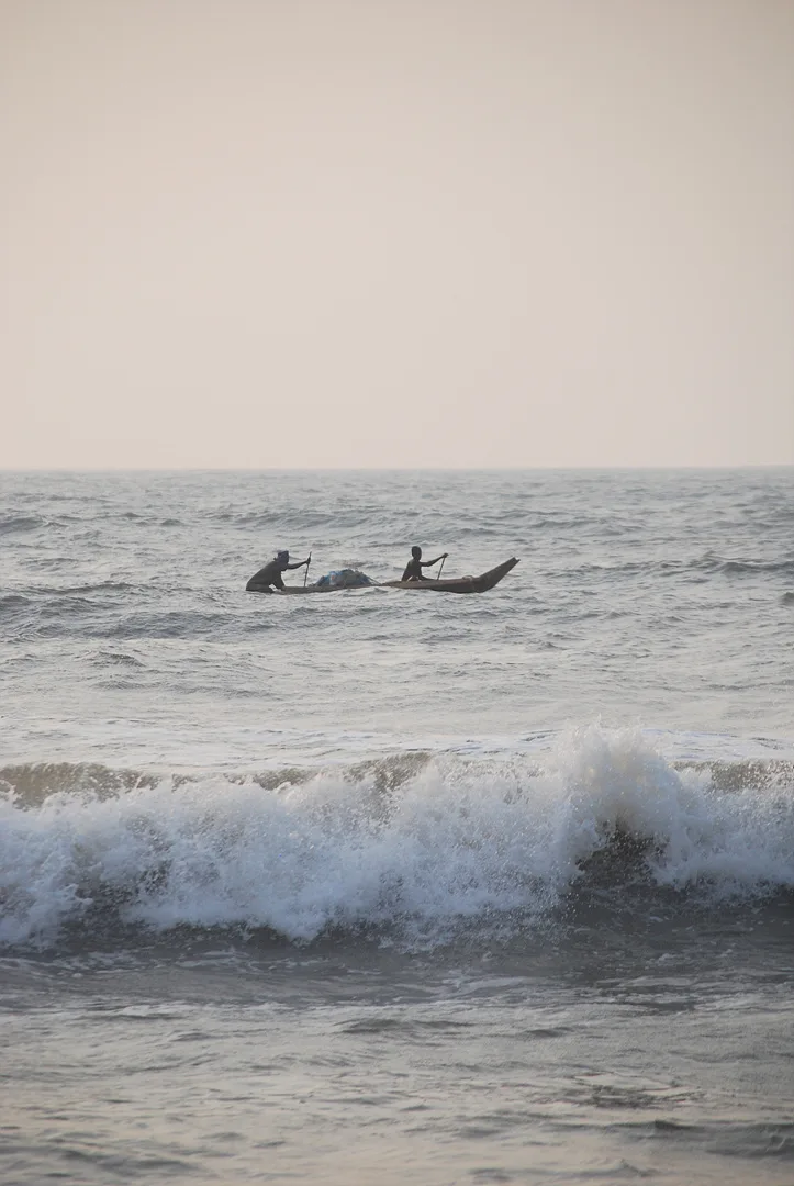 잔잔한 바다 위 작은 배와 평화로운 일상 · Mahabalipuram, 타밀나두, 인도 · 2009-04-24
