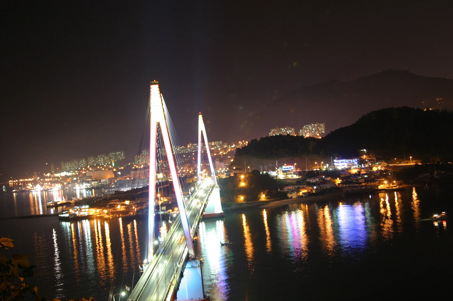 밤하늘을 수놓은 화려한 조명의 현대적 교량 · 2004-08-09