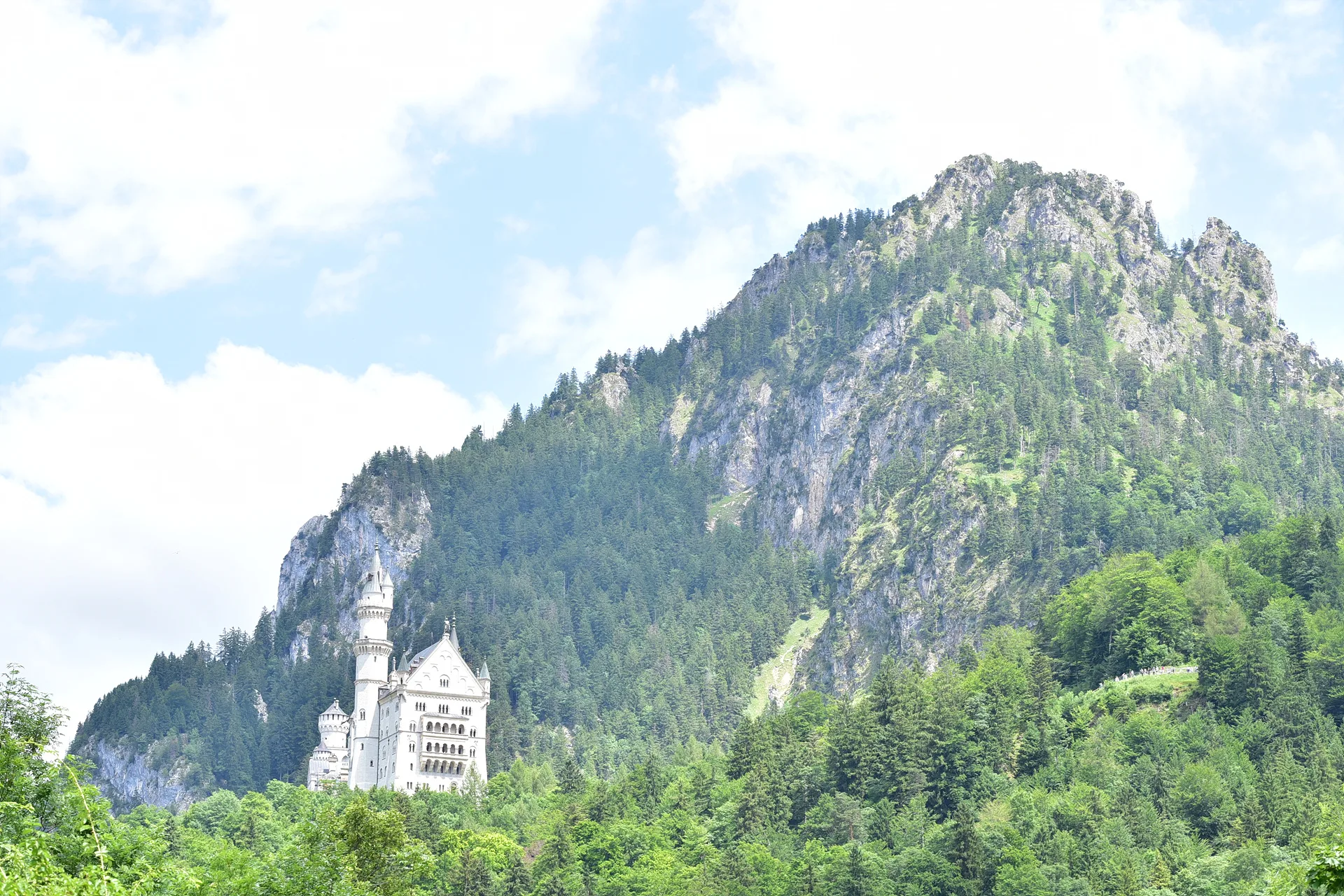 독일 바이에른 슈방가우의 웅장한 성과 산세 · Hohenschwangau, 슈방가우, 바이에른, 독일 · 2017-06-27