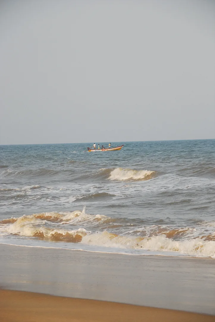 푸른 바다 위를 가르는 작은 배와 하얀 파도 · Mahabalipuram, 타밀나두, 인도 · 2009-04-25