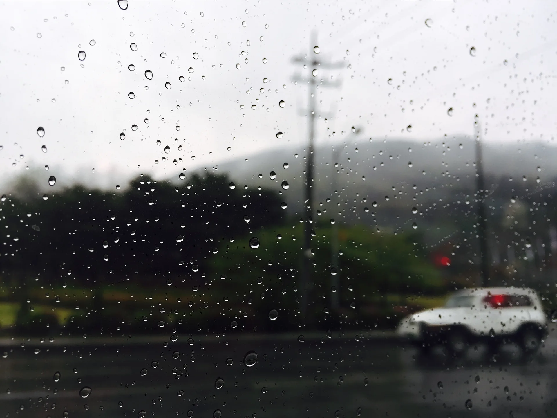 비 내리는 서울의 어느 오후, 창가에 맺힌 빗방울 · 서울특별시, 대한민국 · 2015-04-14