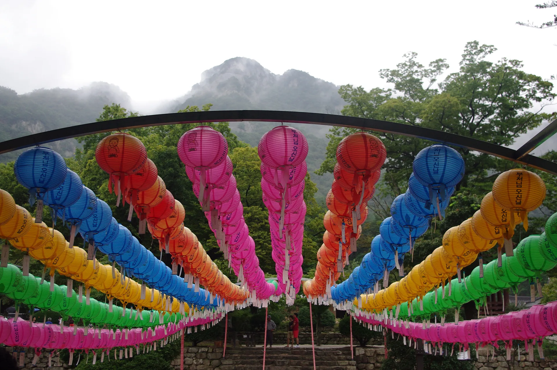 산사 입구를 수놓은 알록달록한 연등 행렬 · 2011-09-11