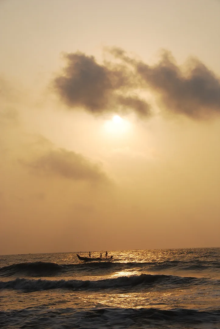 황금빛 노을 아래 평화로운 바다와 작은 배 · Mahabalipuram, 타밀나두, 인도 · 2009-04-24