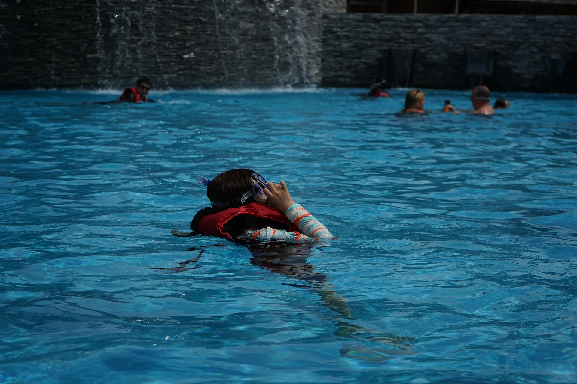 시원한 물놀이의 즐거움, 여름날의 수영장 풍경 · 사바, 말레이시아, Laut China Selatan · 2015-08-02