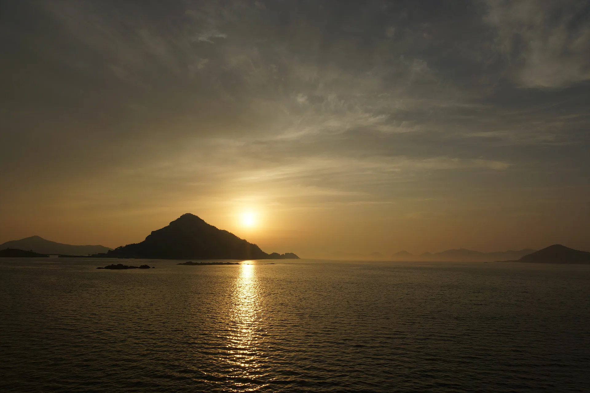군산 선유도의 황금빛 노을과 바다 풍경 · 선유도, 군산시, 전북특별자치도, 대한민국 · 2012-05-25