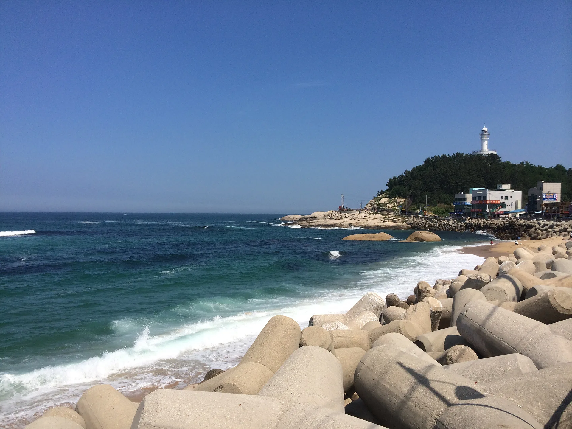 푸른 바다와 하얀 등대가 어우러진 속초 해변 풍경 · 속초시, 강원특별자치도, 대한민국 · 2014-06-14