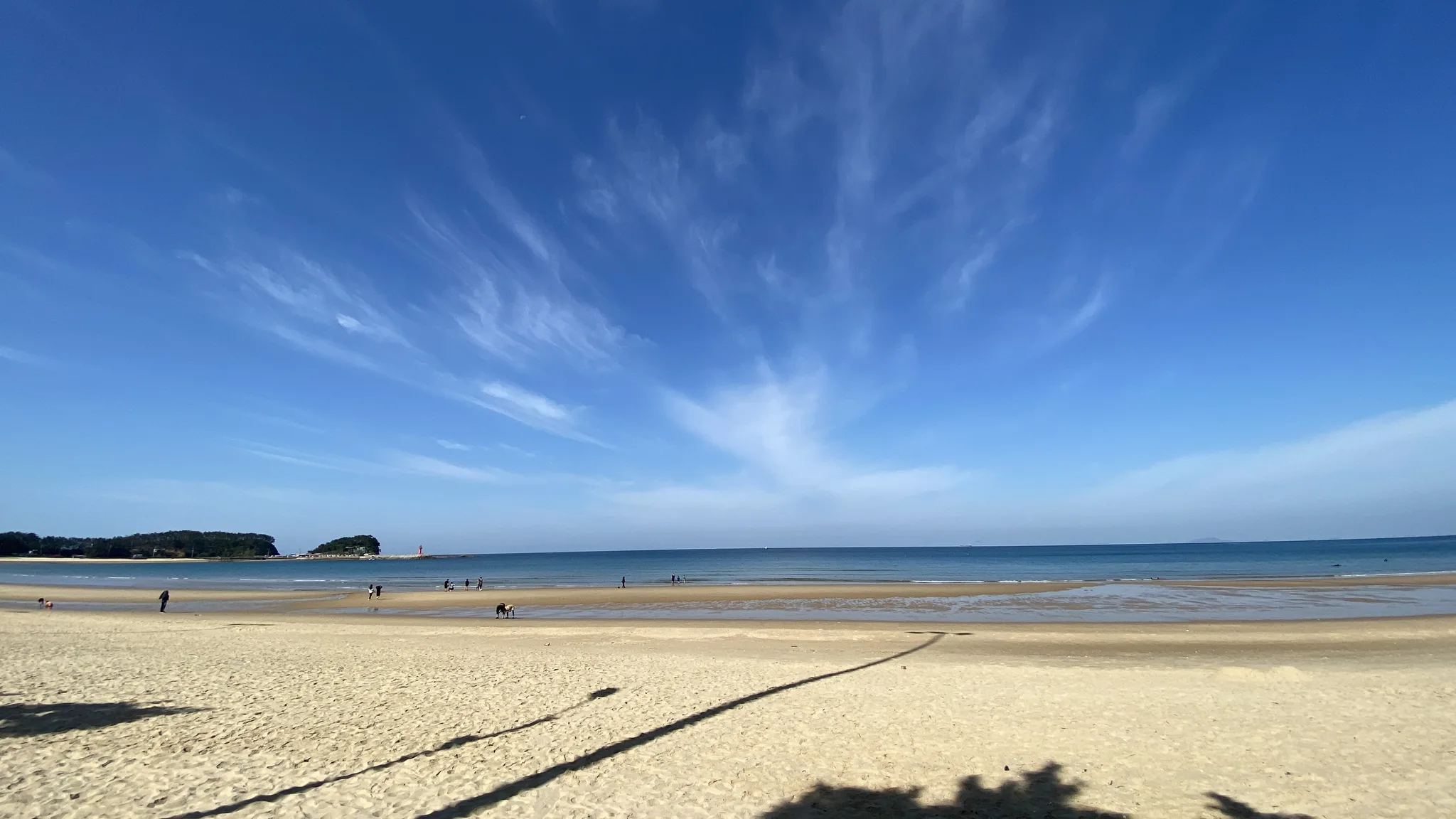 푸른 하늘과 끝없이 펼쳐진 평온한 해변 풍경 · 2020-10-10
