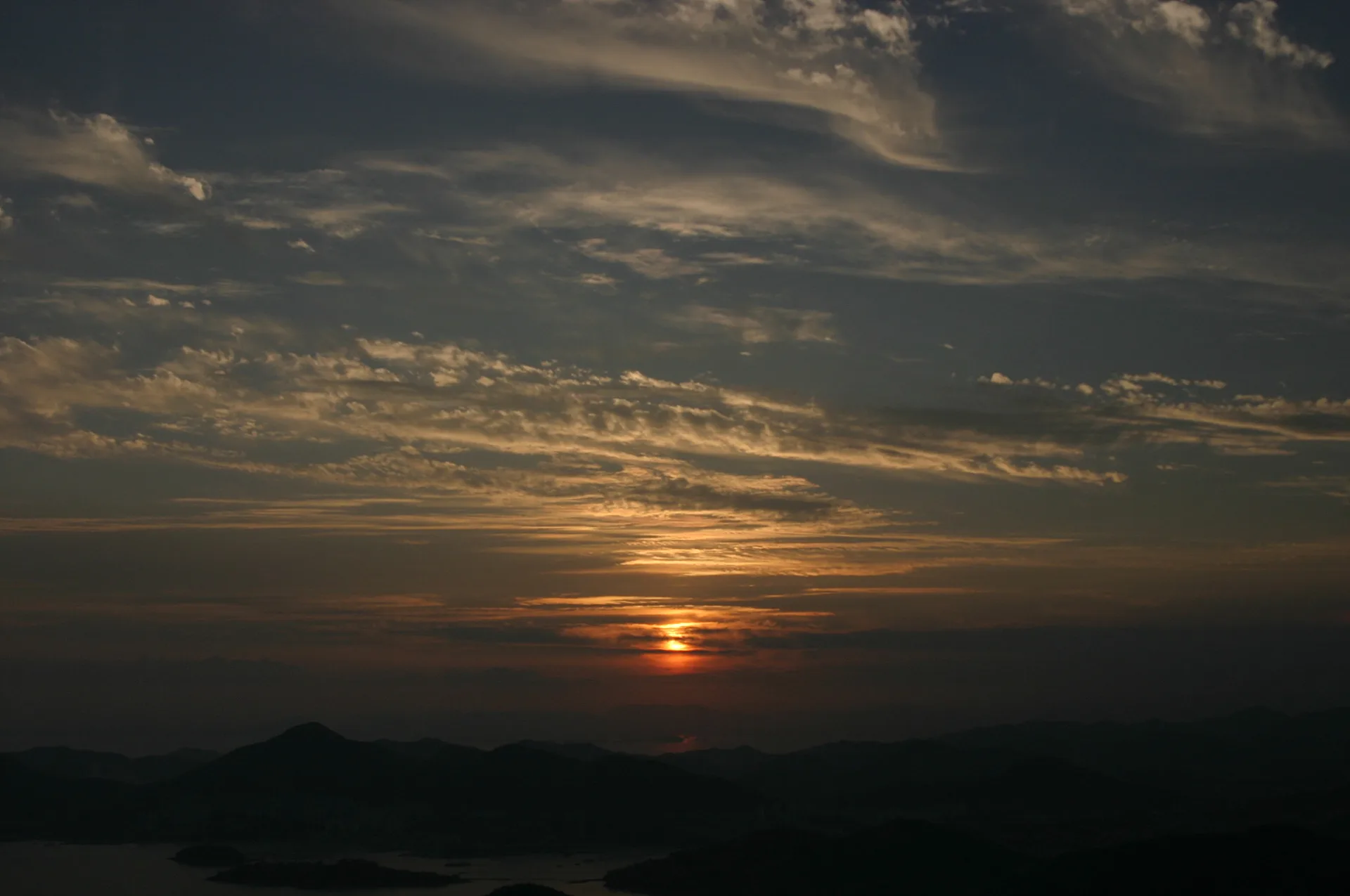 황금빛 여운이 머무는 고요한 저녁 노을 · 2004-08-08
