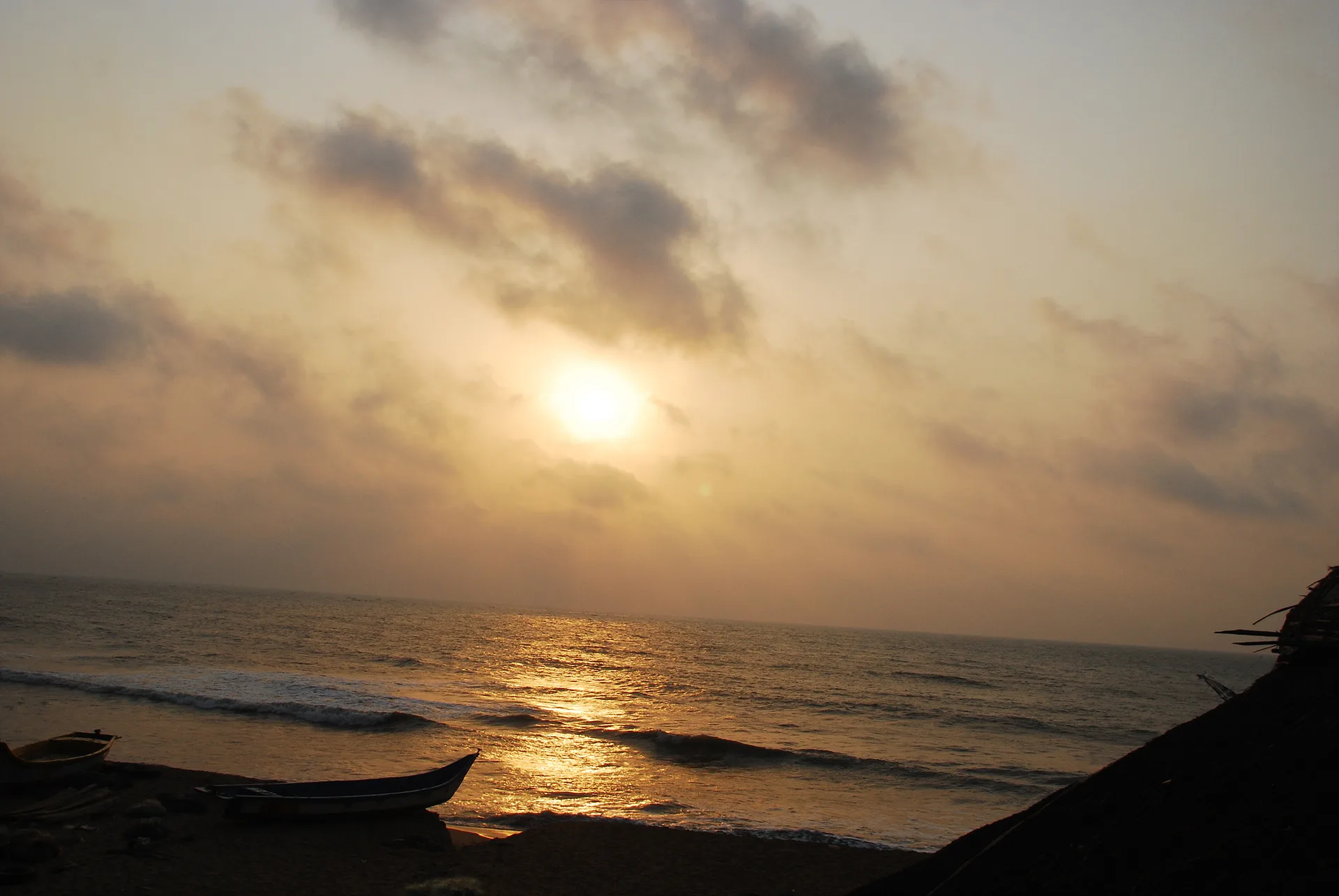 황금빛 바다를 물들인 고요한 저녁 노을 · Mahabalipuram, 타밀나두, 인도 · 2009-04-24