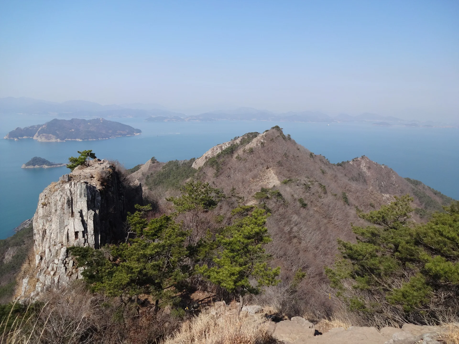 푸른 바다와 웅장한 능선이 만나는 풍경 · 사량도, 통영시, 경상남도, 대한민국 · 2014-03-22