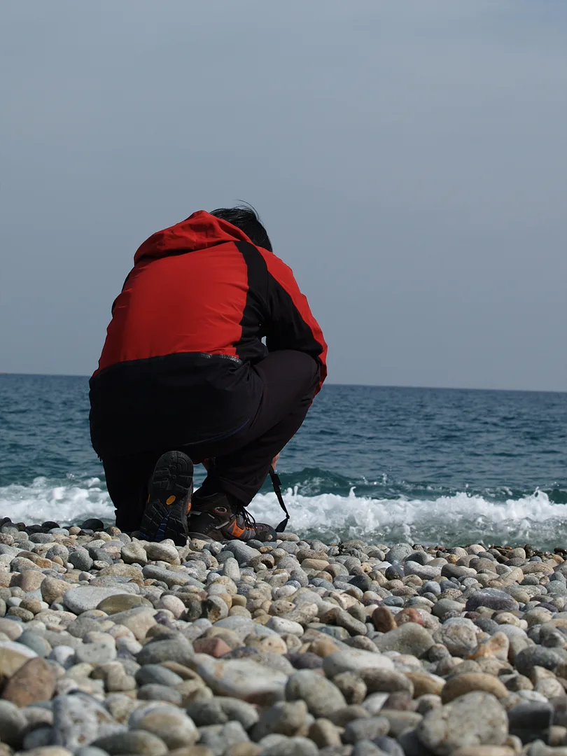 자갈 해변에서 마주한 푸른 바다의 고요함 · 2009-03-08