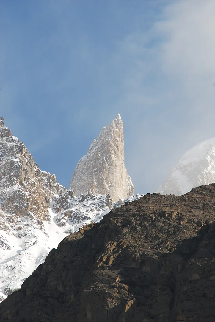 하늘을 찌를 듯 솟아오른 설산의 웅장한 봉우리 · 인도 · 2009-04-18
