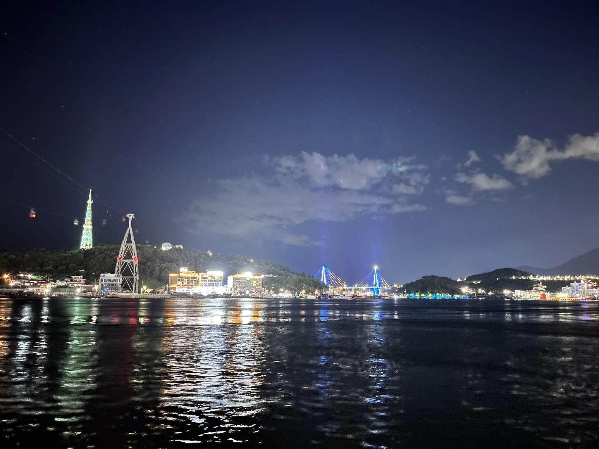 여수 밤바다의 화려한 야경과 도시 풍경 · 여수시, 전라남도, 대한민국 · 2024-08-30