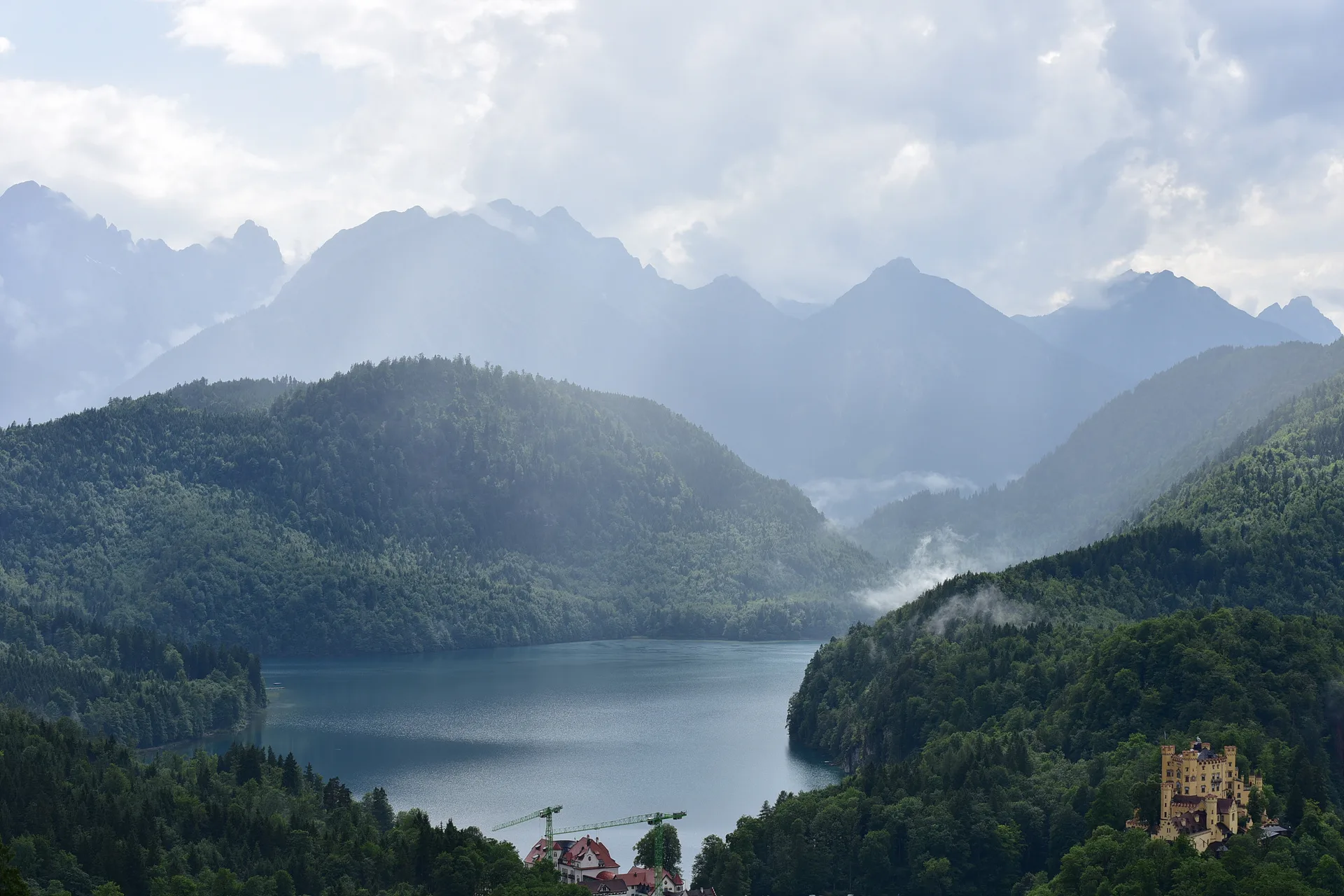 안개 속에 잠긴 독일 슈방가우의 신비로운 풍경 · Hohenschwangau, 슈방가우, 바이에른, 독일 · 2017-06-27