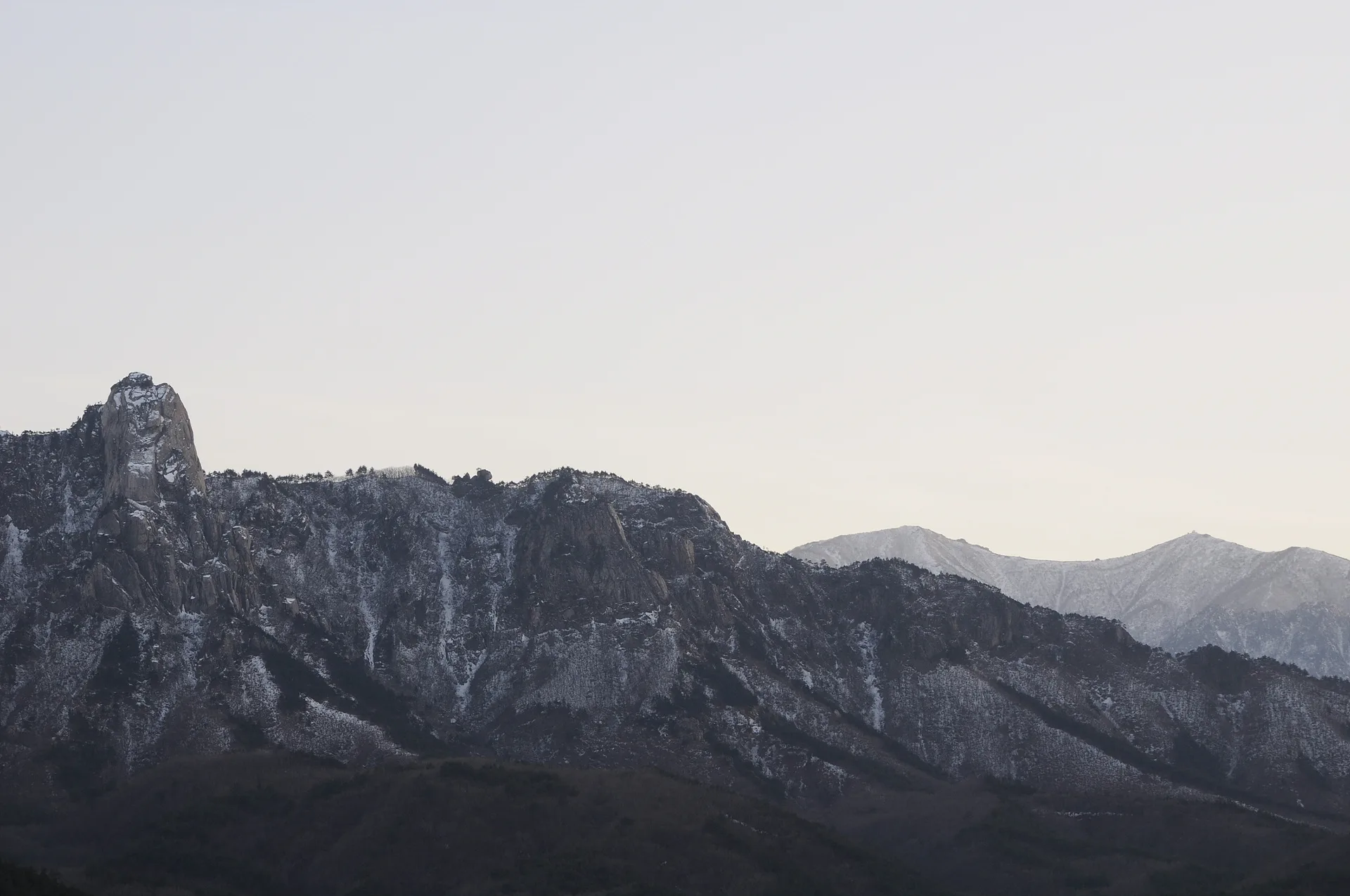 겨울 산의 고요한 능선과 설경 · 2009-02-27